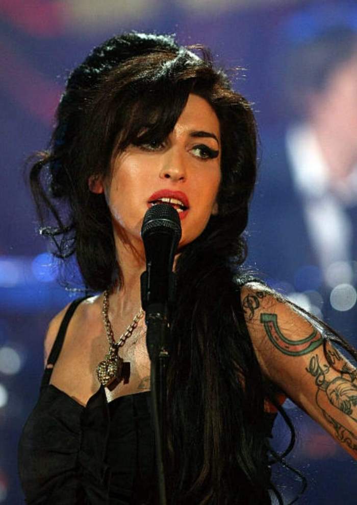 Mai multe obiecte care aparțineau cântăreței Amy Winehouse au fost scoase la licitație. O rochie a fost vândută cu 243.200 de dolari