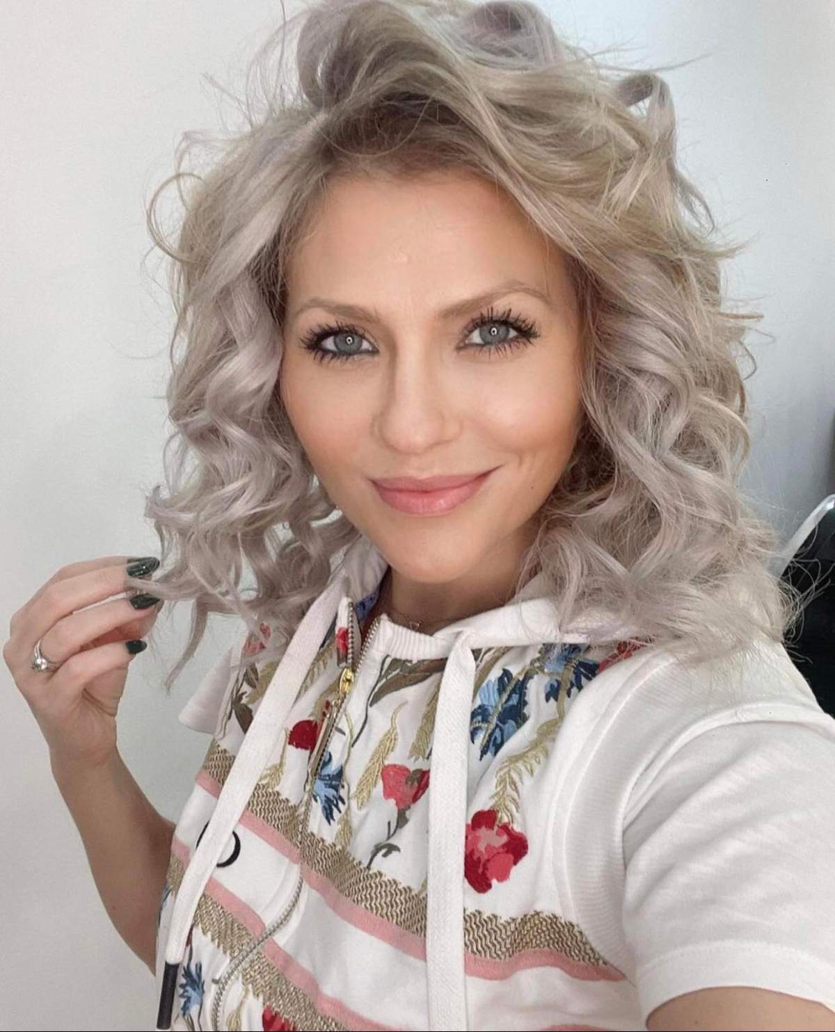 Mirela Vaida, revoltată după ce copii ei fac orele online Mirela Vaida, revoltată după ce copii ei fac orele online: „De ce unii încep școala fizic, iar alții rămân acasă”