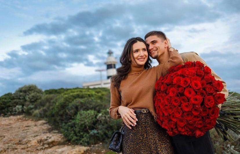 Răzvan Marin s-a logodit cu iubita sa, Crina. Celebrul fotbalist a surprins-o cu o cerere în căsătorie spectaculoasă / FOTO