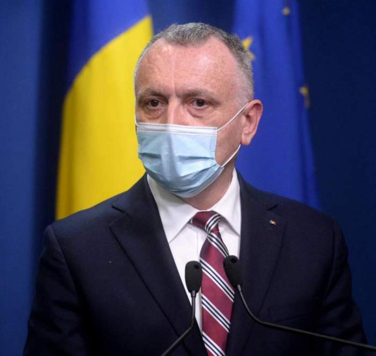 Sorin Cîmpeanu cu masca de protecție pe față la o ședință