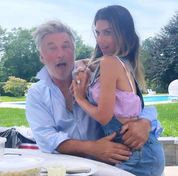 Cine este Hilaria Baldwin, soția lui Alec Baldwin. Îi este alături după incidentul în care actorul a împușcat-o pe Halyna Hutchins