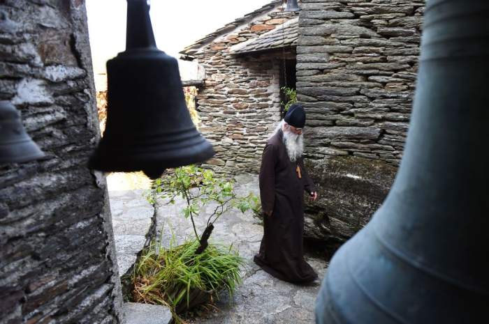 Cine și de ce îi acuză pe românii cu certificate de vaccinare false că i-ar fi îmbolnăvit pe călugării de la Muntele Athos