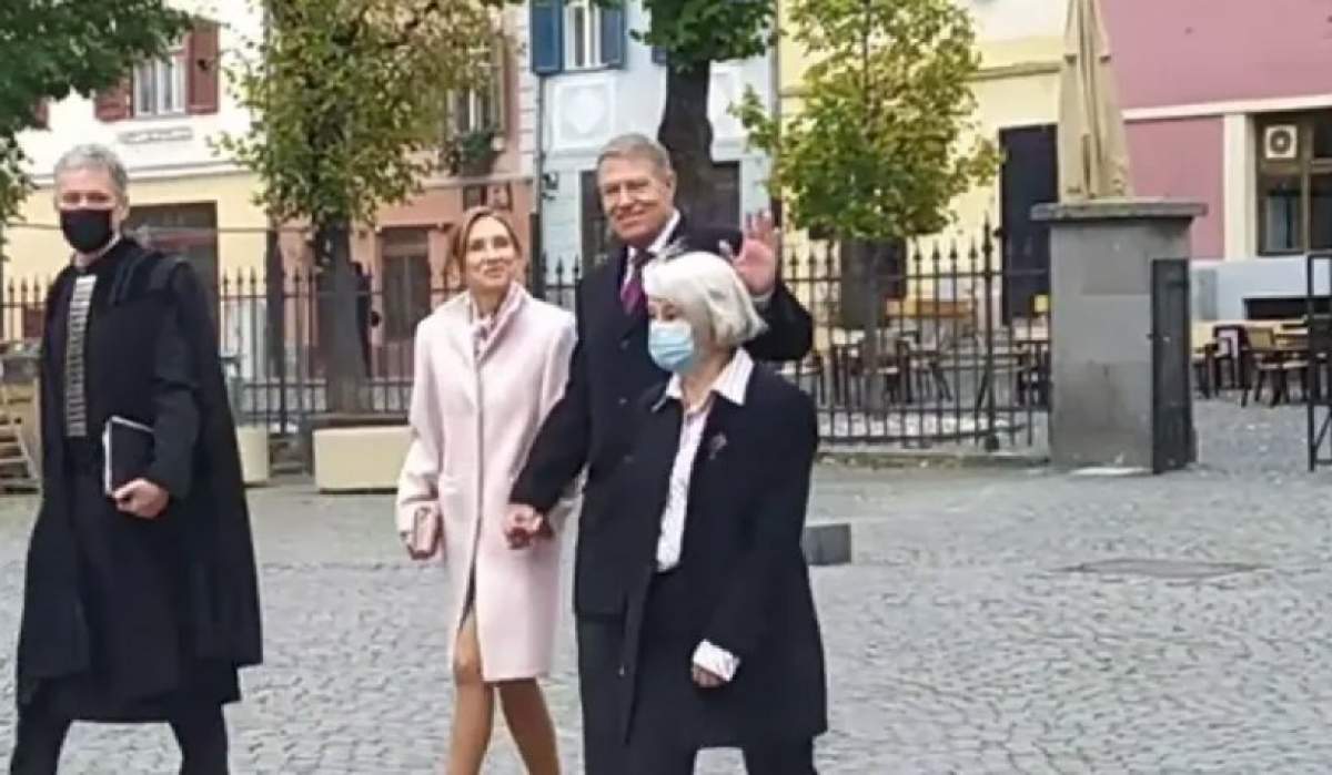 Klaus Iohannis și soția sa au fost reclamați la Poliție. Ei nu purtau masca de protecție pe stradă: „Toţi cetăţenii trebuie să fie egali în faţa legii”