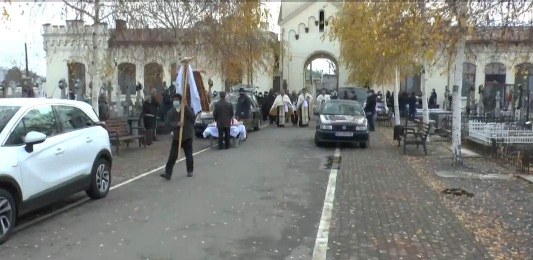 cortegiul funerar de la înmormântarea fetiței