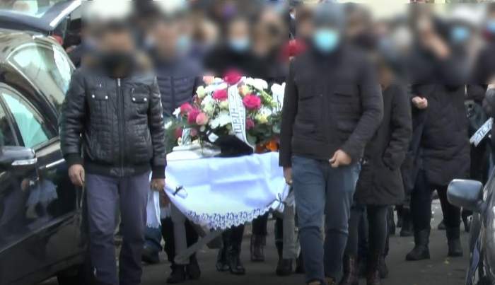 Imagini cutremurătoare de la înmormântarea uneia dintre gemenele înjunghiate de tată, la Neamț. Sofia a fost condusă pe ultimul drum  / FOTO