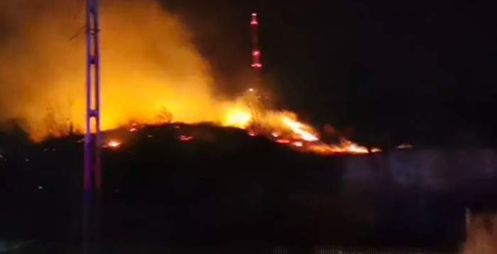 Incendiu puternic de vegetație pe dealul Pietricica din Piatra-Neamț. "Arde simbolul orașului, trist!"