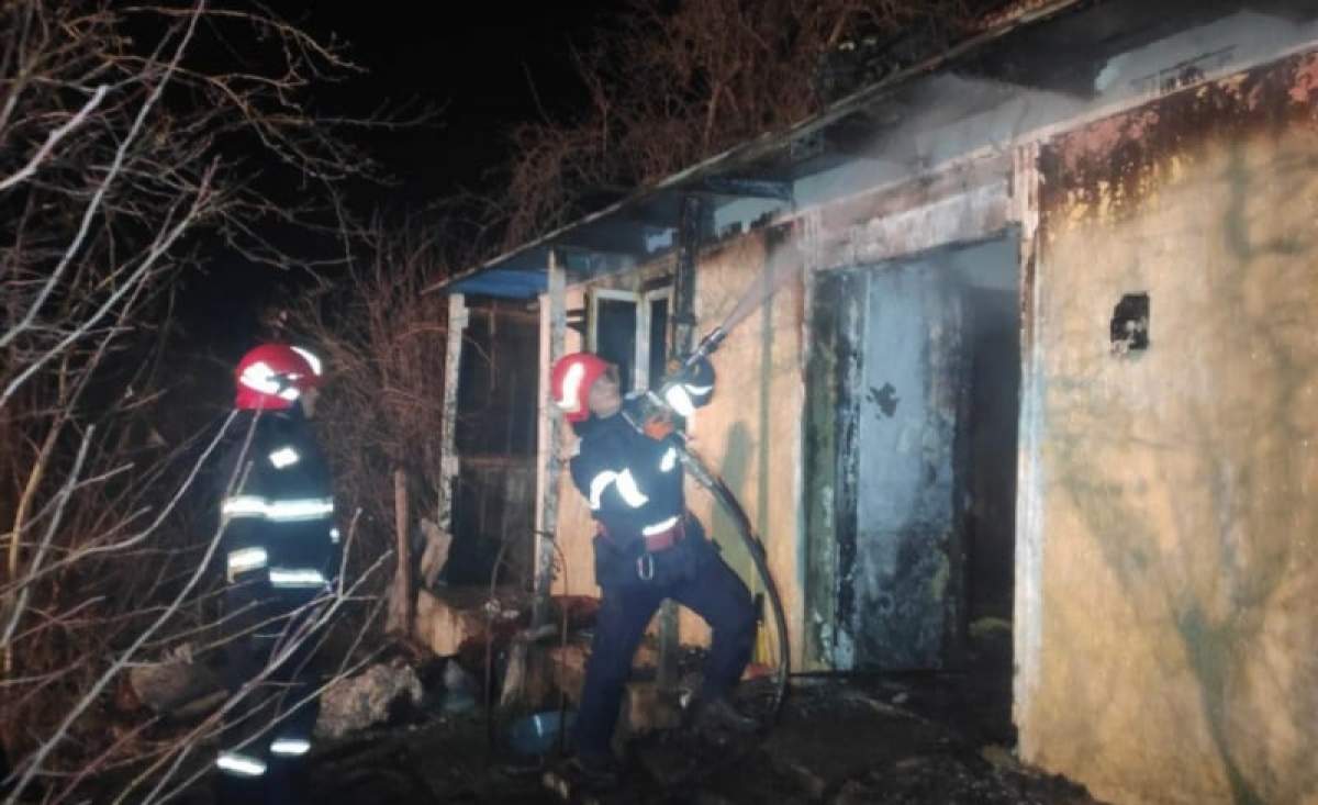 O locuință din Botoșani a fost cuprinsă de flăcări din cauza unei lumânări. Proprietarul a ajuns de urgență la spital cu arsuri grave