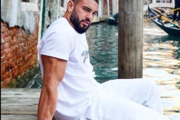 Dorian Popa, fotografie inedită de Ziua Națională a României. Cum s-a pictat pe față artistul / FOTO