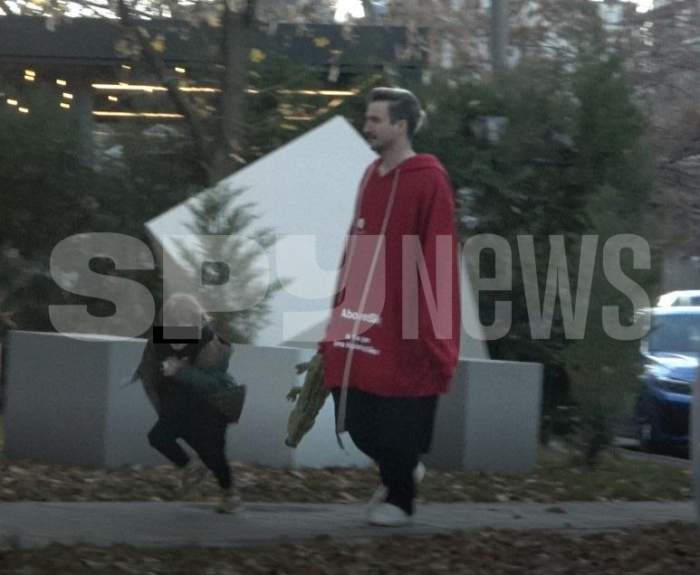 Alexandru Dobrescu, un tată implicat și cât se poate de relaxat. Cum se comportă iubitul Cristinei Cioran cu băiețelul său / PAPARAZZI