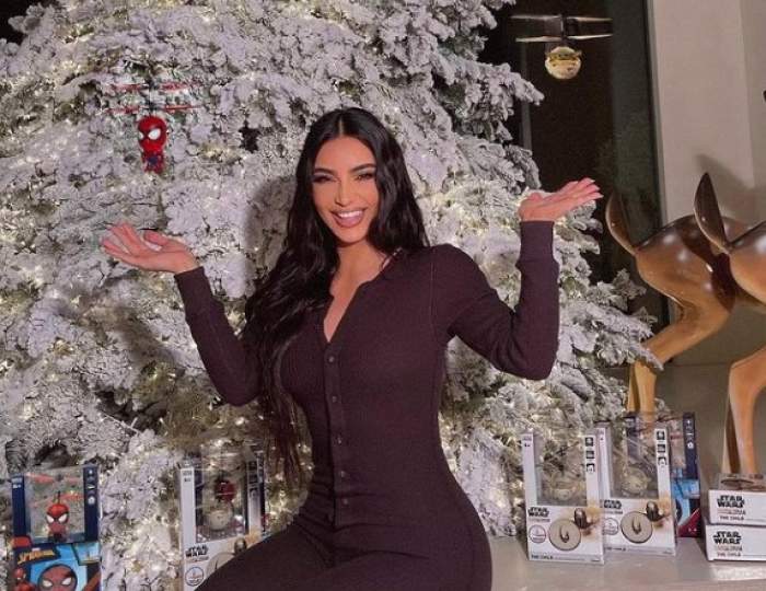 Kim Kardashian lângă bradul de Crăciun