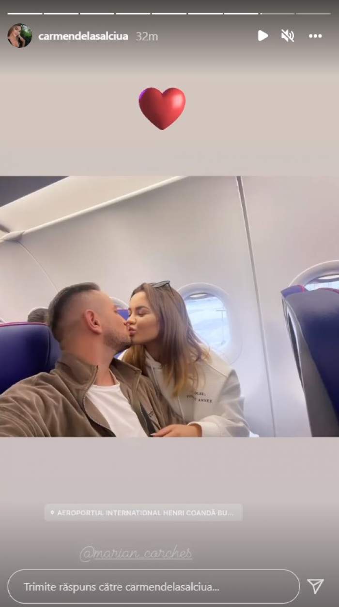 Carmen de la Sălciua și iubitul ei, sărut pătimaș în avion. Artista a plecat în vacanță alături de Marian Corcheș / FOTO