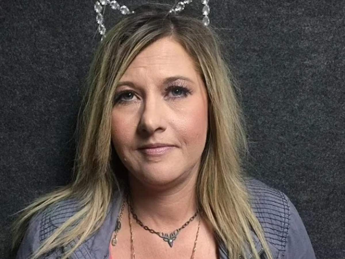 Laura Oglesby Laura, o femeie de 48 de ani s-a prefăcut că este fiica ei, timp de doi ani. Și-a făcut mai mulți iubiți și a luat numeroase împrumuturi bancare pentru studenţi