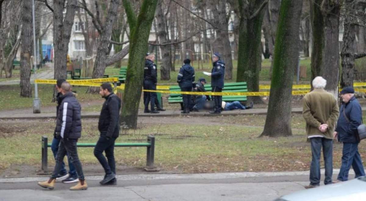 Descoperire macabră într-un parc din Chișinău! Un trecător a găsit trupul neînsuflețit al unui bărbat lângă o bancă / FOTO