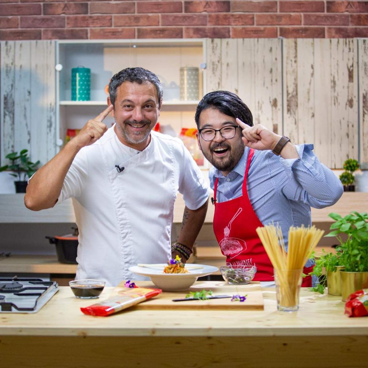 Rikito Watanabe și Sorin Bontea Rikito Watanabe de la Chefi la cuțite își sărbătorește astăzi ziua de naștere! Câți ani a împlinit fostul concurent al lui Sorin Bontea
