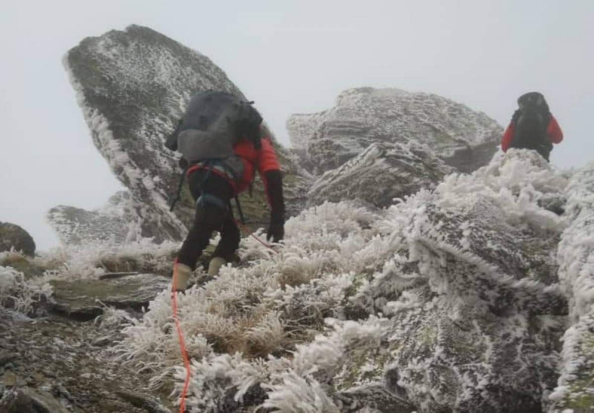 Un tânăr din Pitești a dormit o noapte pe munte, acoperit de jumătate de metru de zăpadă. A fost salvat și anul trecut, într-o situație asemănătoare