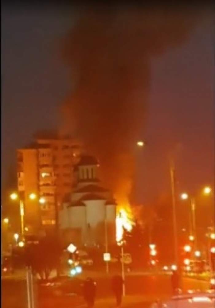 Incendiu de proporții în curtea unei biserici din București! Primele imagini cu flăcările mistuitoare / FOTO