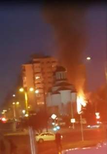 Incendiu de proporții în curtea unei biserici din București! Primele imagini cu flăcările mistuitoare / FOTO