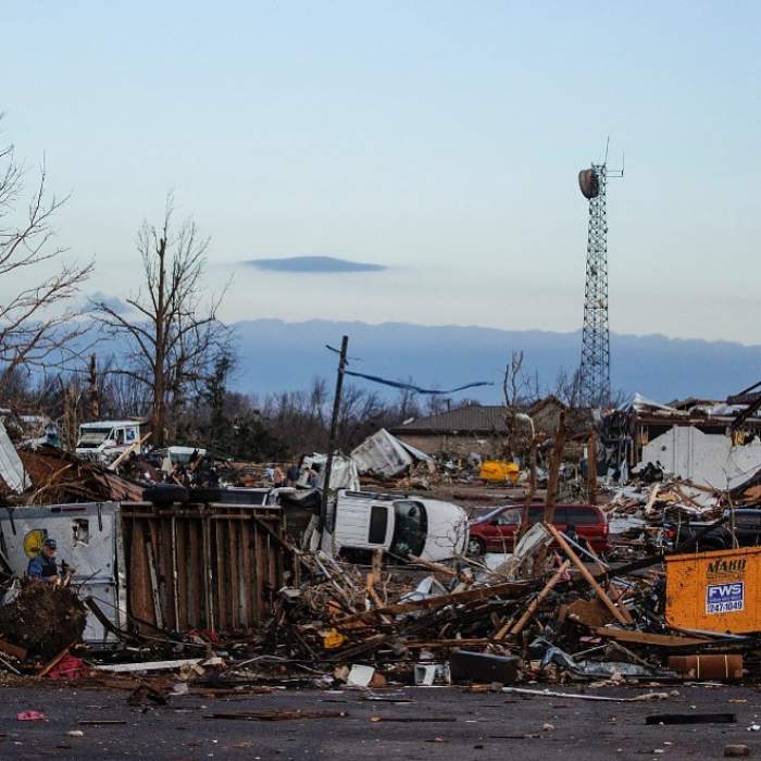 64 de persoane și-au pierdut viața, inclusiv 6 copii, după ce o tornadă a lovit statul Kentucky