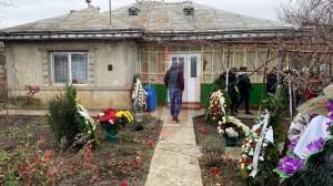 Imagini de la priveghiul Ioanei Vanesa Burlacu, tânăra ucisă în Iași! Studenta a fost depusă la casa părintească