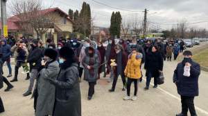 Ioana Vanesa Burlacu, tânăra ucisă în Iași, este condusă pe ultimul drum. Zeci de oameni au venit să-și ia adio de la ea / GALERIE FOTO