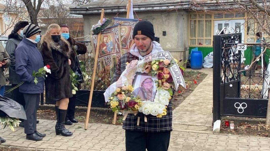 Ioana Vanesa Burlacu, tânăra ucisă în Iași, este condusă pe ultimul drum. Zeci de oameni au venit să-și ia adio de la ea / GALERIE FOTO