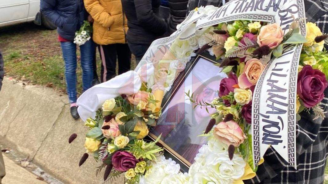 Ioana Vanesa Burlacu, tânăra ucisă în Iași, este condusă pe ultimul drum. Zeci de oameni au venit să-și ia adio de la ea / GALERIE FOTO