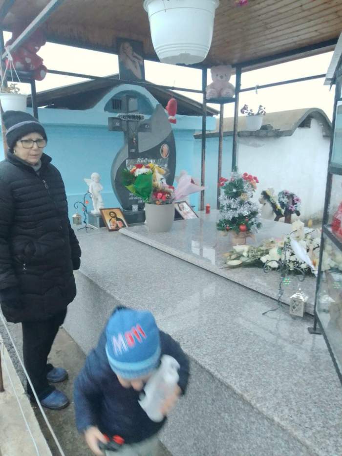 Mama Denisei Răducu a împodobit bradul la mormântul regretatei artiste. Cum arată acum locul în care se odihnește cântăreața / FOTO