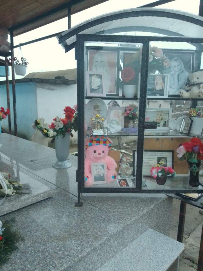 Mama Denisei Răducu a împodobit bradul la mormântul regretatei artiste. Cum arată acum locul în care se odihnește cântăreața / FOTO