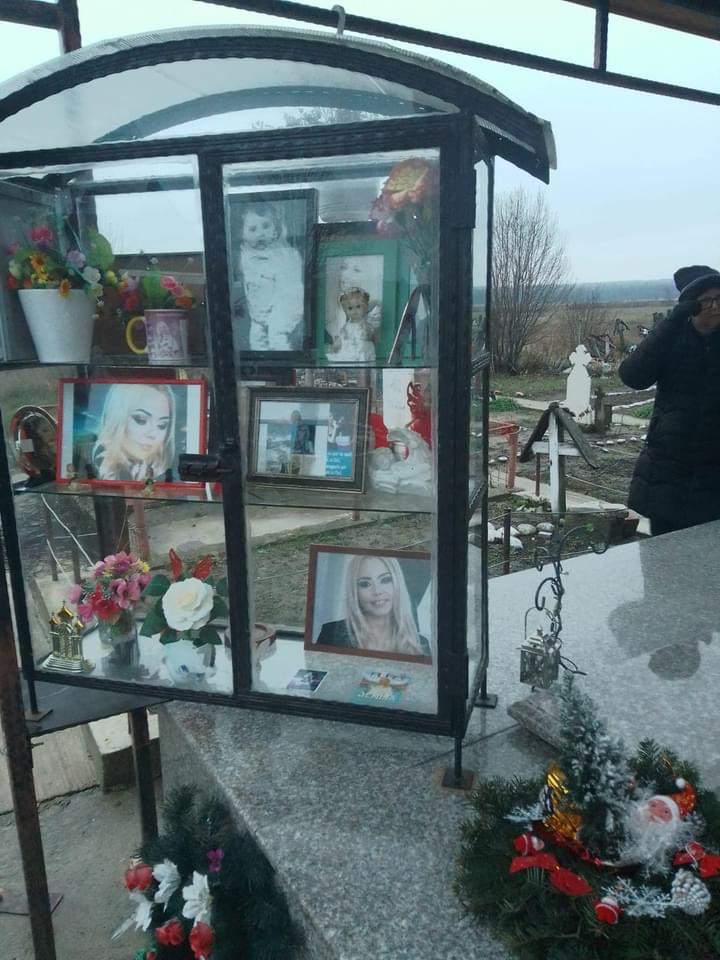 Mama Denisei Răducu a împodobit bradul la mormântul regretatei artiste. Cum arată acum locul în care se odihnește cântăreața / FOTO