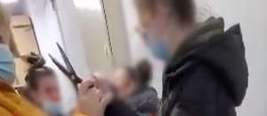 O profesoară din Constanța le-a tăiat unghiile elevelor sale cu o foarfecă uriașă, pentru că erau prea lungi. Părinții sunt revoltați: ”Trebuia să le lase în pace” / FOTO