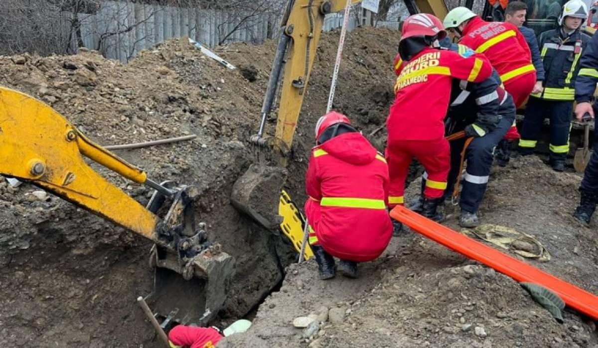 Bărbat prins sub un mal de pământ surpat! Un muncitor în vârstă de 49 de ani a murit după ce a fost prin sub pământ timp de 40 de minute. Cum s-a întâmplat tragedia din Prahova