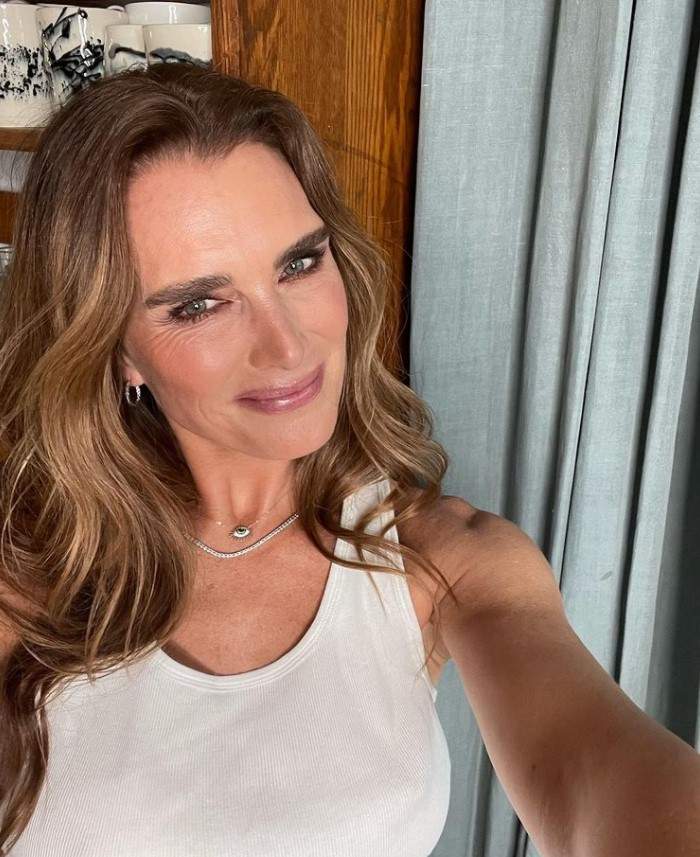 Brooke Shields susține că viața ei sexuală este mai bună acum decât în tinerețe. Celebra actriță are 56 de ani