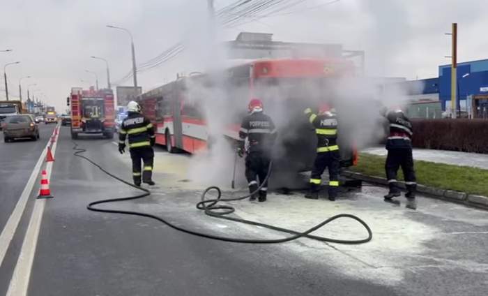 Un autobuz cu 30 de călători a luat foc, la Sibiu. Incidentul a avut loc chiar lângă Aeroportul Internațional / FOTO