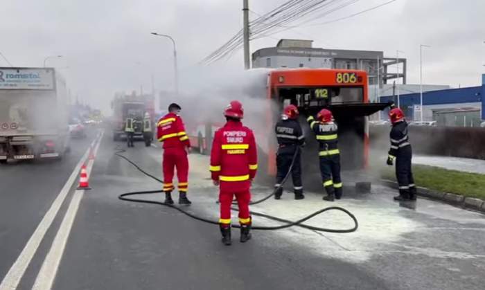 Un autobuz cu 30 de călători a luat foc, la Sibiu. Incidentul a avut loc chiar lângă Aeroportul Internațional / FOTO