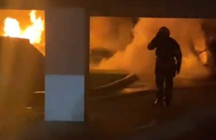 Incendiu devastator în Constanța! Sute de persoane au fost evacuate și zeci de autovehicule distruse, după ce un bloc a fost cuprins de flăcări