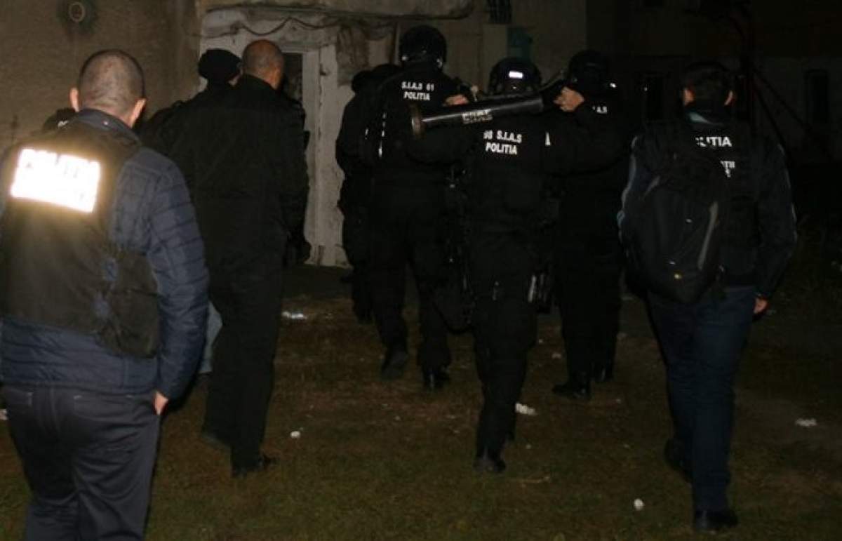 Mascații au dat buzna în casa familiei nevinovate