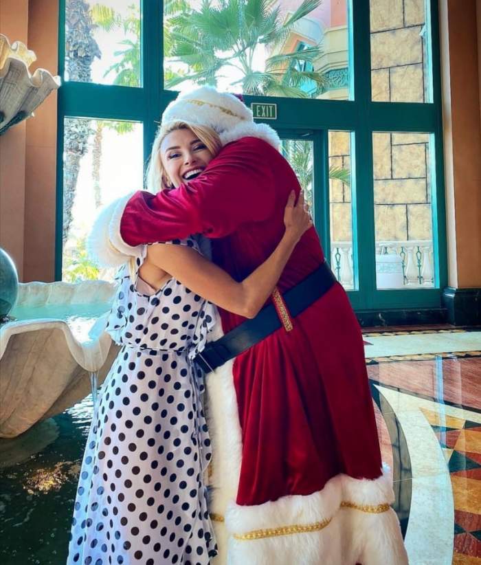 Cum s-a fotografiat Andreea Bălan alături de Moș Crăciun. Vedeta se află în vacanță, în Dubai: "Voi primi tot ceea ce îmi doresc" / FOTO