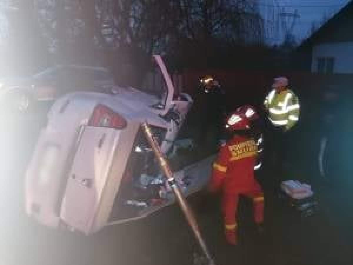 Accident grav în Suceava, în această dimineață! O persoană a murit, iar alta a fost rănită în urma coliziunii dintre un autoturism și o ambulanță