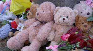 Sute de flori și jucării la şcoala unde învăţau cei cinci copii morţi în accidentul din Australia. Familiile sunt distruse de durere: "Un suflet atât de dulce" / FOTO