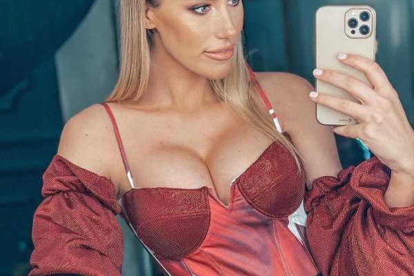Gabriela Prisăcariu s-a fotografiat în lenjerie intimă. Cum arată soția lui Dani Oțil la trei luni după ce a născut / FOTO