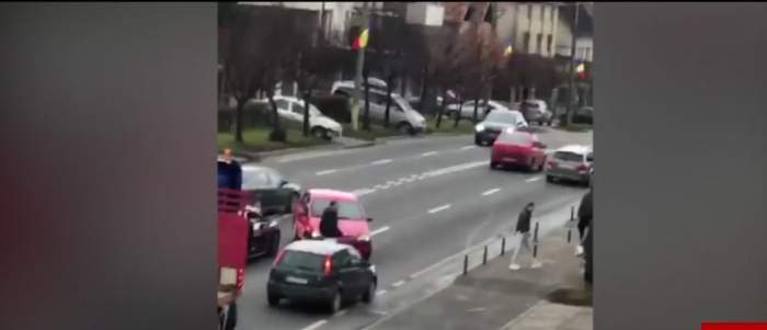 Doi șoferi din Cluj s-au bătut cu pumni și cu picioare, după ce s-au ciocnit cu mașinile în trafic. Polițiștii au intervenit imediat