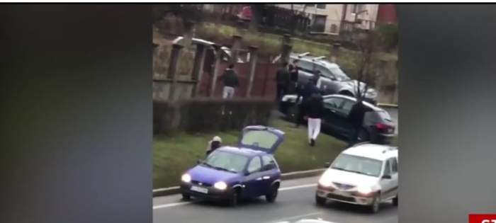 Doi șoferi din Cluj s-au bătut cu pumni și cu picioare, după ce s-au ciocnit cu mașinile în trafic. Polițiștii au intervenit imediat