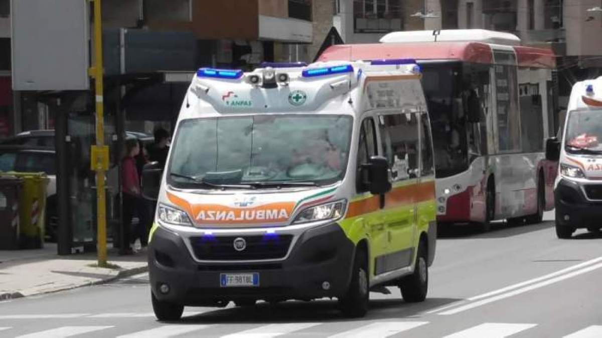 Patru români au atacat un bărbat din Italia. Victima a  fost transportată la spital