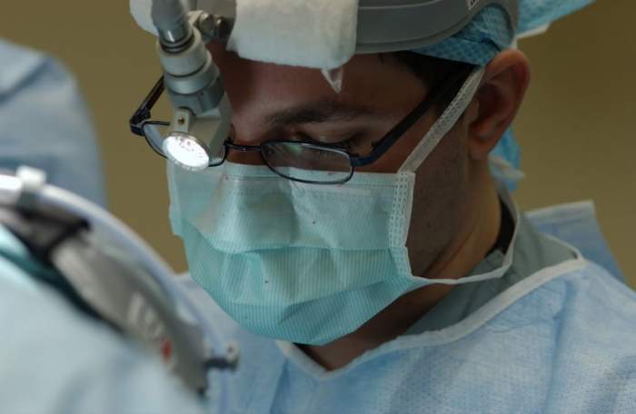 Un chirurg a fost amendat cu 2.700 de euro după ce a amputat piciorul greșit al unui pacient. Ce spune conducerea spitalului despre sancțiune