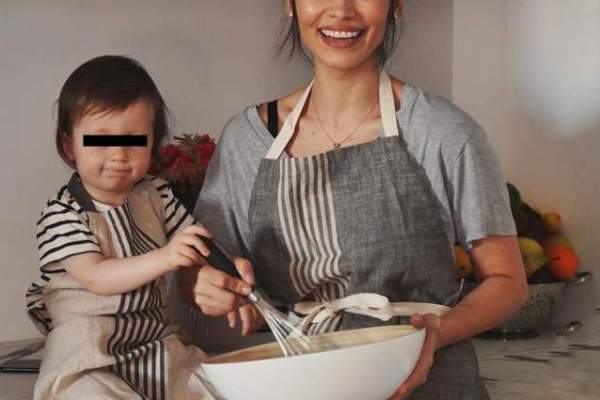 Lili Sandu își învață fiul colinde pentru sărbătorile de iarnă. "Să nu ne prindă Moș Crăciun nepregătiți" / FOTO