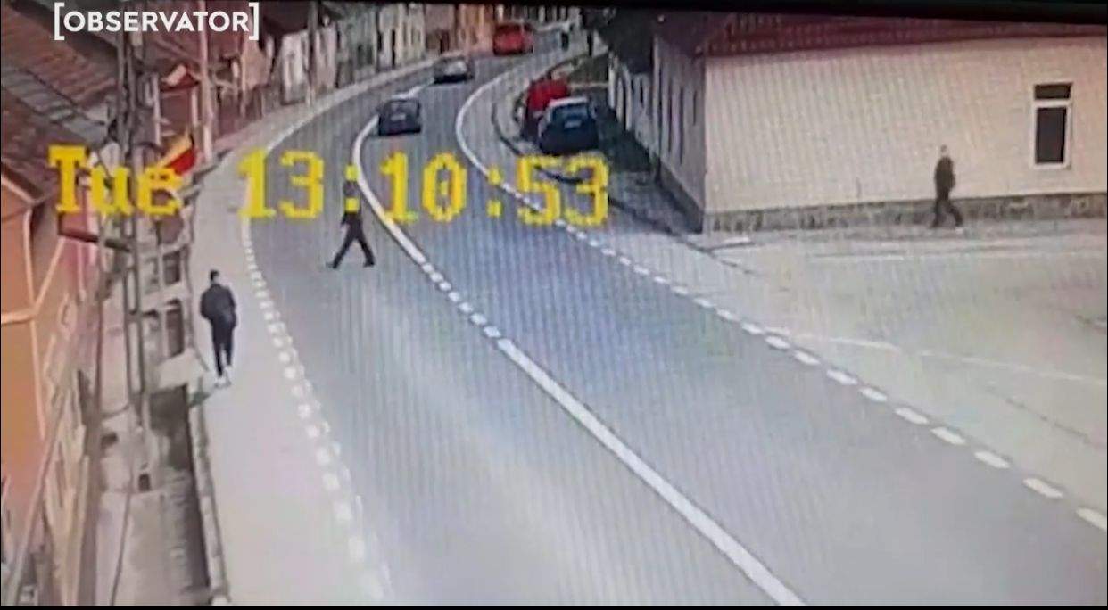 Un copil de 8 ani a fost călcat de o mașină pe o șosea din Bistrița-Năsăud. Camerele de supraveghere au surprins accidentul