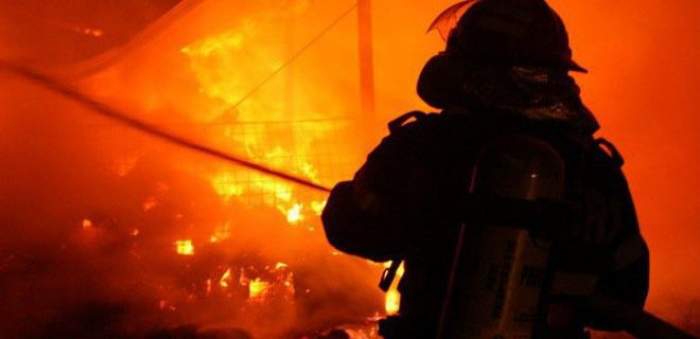 O locuință din Galați a fost cuprinsă de flăcări din cauza artificiilor. Pompierii au intervenit de urgență