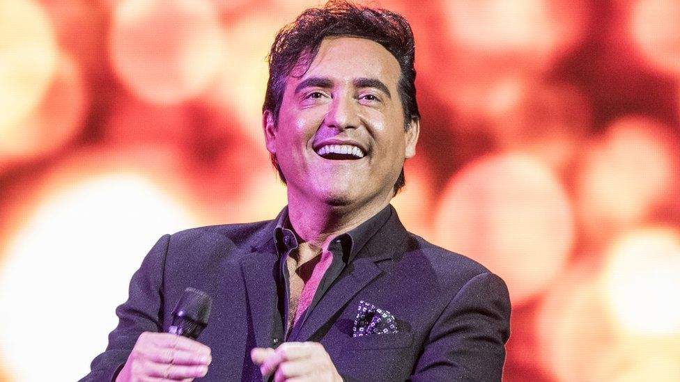 Carlos Marin, din grupul Il Divo, a murit după ce a fost infectat cu coronavirus. Artistul s-a îmbolnăvit în timpul unui turneu