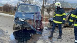Accident cumplit în Iași. Un tată și un fiul său au murit pe loc, după ce două mașini s-au izbit frontal