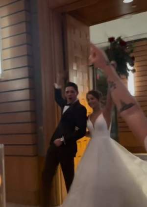 Casey Cott din Riverdale s-a căsătorit. Ceilalți actori din celebrul serial au fost prezenți la nunta lui cu Nichola Basara